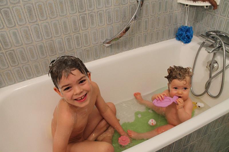 2013-12-30 Zelie assise dans le bain et Tim 003.JPG